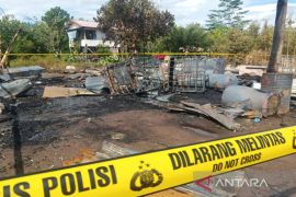 Bangunan diduga tempat menimbun BBM terbakar