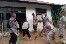 Satu pleton Brimob Maluku bantu warga Kaitetu bersihkan lumpur banjir, polisi harus dekat dengan rakyat