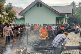 Rumah petani hangus terbakar, angin kencang sebabkan api membesar.