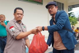 Wartawan BPC salurkan bantuan Minang Grup untuk korban penipuan Sapi Kurban Bukittinggi
