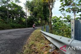 Bahaya, rambu lalin berkelok di jalur Geopark Ciletuh yang dicuri
