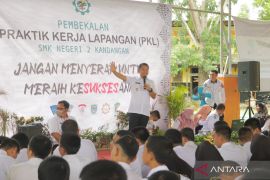 Wabup HSS bekali siswa PKL SMKN 2 Kandangan