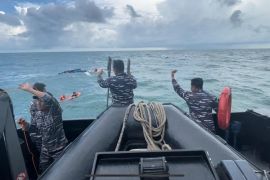 KRI Sembilang-850 Lantamal XII Pontianak selamatkan ABK KLM Maju Indah di perairan Ketapang