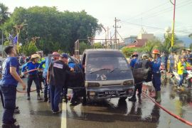 Sebuah mobil pick up terbakar di jalan utama Kota Padang