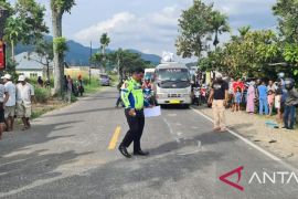 Diduga mengantuk, Sopir Angdes tewas setelah tabrakan dengan Truk Semen