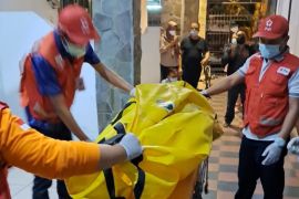 Polresta Denpasar evakuasi jenazah pria di kamar kos