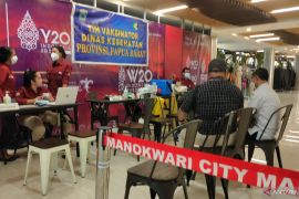 Gubernur Waterpauw instruksikan percepat vaksin booster di Papua Barat