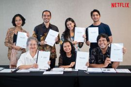 Dian Sastrowardoyo dan Putri Marino bintangi serial "Gadis Kretek"