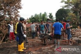 awako Erwin Yunaz bersama warga Latina laksanakan goro ke rumah warga korban kebakaran