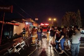 Loket bus Makmur Tebing Tinggi terbakar