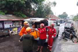 PMI Kota Sukabumi bantu tim SAR evakuasi korban hanyut di Sungai Citamiang