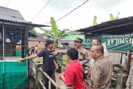 Kakek dan cucu terseret arus Sungai Citamiang ditemukan meninggal