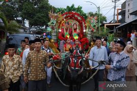 Tradisi arak-arakan pengantin Suku Osing