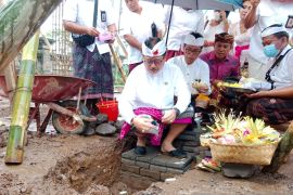 Wabup Gianyar letakan batu pertama pembangunan perpustakaan