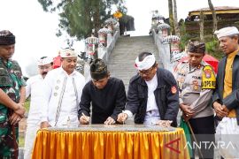 Wagub Bali dan Bupati Lumajang resmikan Jaba Sisi Pura Ulun Ranu Pane