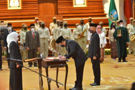 Mantan jubir Kemensos Adhy Karyono dilantik sebagai Sekdaprov Jatim