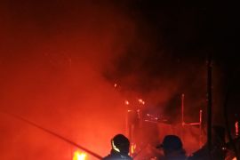 Di lalap si jago merah, rumah panggung rata dengan tanah