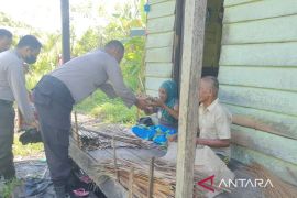 Tiap Jumat, warga kurang mampu di Meranti rutin dapat bantuan sembako dari polisi