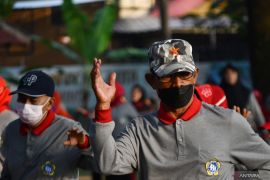 Senam Bersama Warga Lansia di Madiun