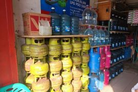 Sejumlah pedagang mulai beralih lebih banyak menambah stok gas subsidi