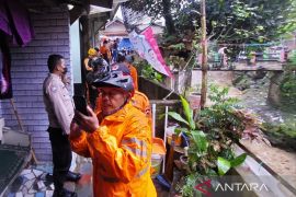 Tim SAR cari warga yang hilang terbawa arus sungai di Cianjur