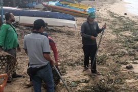 Pemkot Denpasar tangani sampah kiriman di kawasan Pantai Sanur