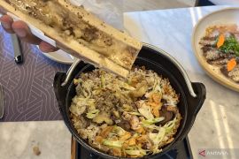 Menyantap nasi wagyu campur sei gurih lembut dalam pot tanah liat