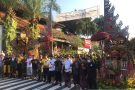 Yayasan Puri Kauhan Ubud dan TNI-Polri aksi bersih-bersih di Ubud