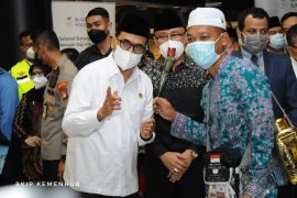 Para jemaah haji tiba di Bandara Soetta disambut Menko PMK dan Menhub