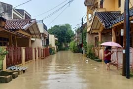 Warga bantaran Kali Bekasi dievakuasi karena banjir dampak sungai meluap