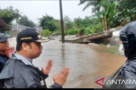 Tanggul jebol, PUPR Tangerang pasang kisdam 30 meter di perumahan Pinang Griya