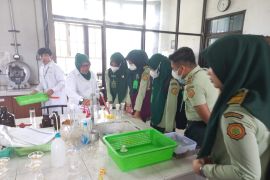 Praktik di Laboratorium PPKS, mahasiswa Polbangtan Kementan lakukan uji mutu sawit