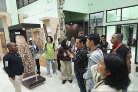14 musisi muda peserta temu seni kunjungi Museum Loka Budaya Uncen Jayapura