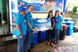 BRI Ambon salurkan bantuan sarana kebersihan lingkungan di Amahusu, semoga bermanfaat