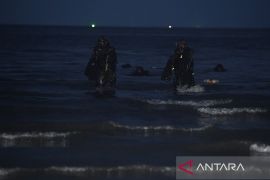 Latihan Peperangan Laut Khusus di Pantai Pasir Putih Banongan Situbondo