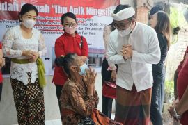 Wali Kota Denpasar serahkan bantuan bedah rumah "vasudhaiva kutumbakam"