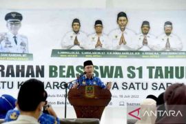 Pemkab Bekasi serahkan beasiswa kuliah gratis kepada 30 calon mahasiswa terpilih