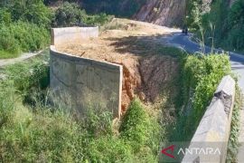 Dek penahan jalan lawak-lawak dan tanggung jawab Pemda Madina