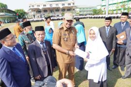 Santri Ar Raudlatul Hasanah tadarus membentuk lingkaran menjaga tradisi