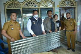 Bupati Dairi Eddy Berutu serahkan bantuan untuk korban kebakaran di Jalan Pemuda Sidikalang