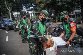 Distribusi minyak goreng murah di Bandung