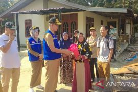 Dinas Sosial Kampar bantu korban kebakaran dan angin puting beliung