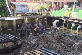 Masyarakat Kota Pontianak diajak untuk "cinta parit bersih"