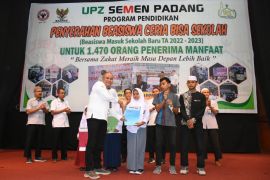 UPZ Baznas Semen Padang salurkan beasiswa pendidikan Rp1,4 miliar
