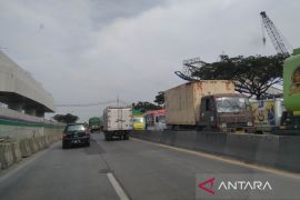 Ini jalur alternatif selama pemasangan girder jalan tol Semarang-Demak