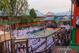 Hari pertama sekolah, orangtua pun menemani