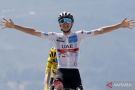Evenepoel menangi etape 5, Pogacar rebut kaus kuning Tour de France