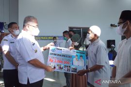 Pemkab HSS salurkan program bansos PRS dan UEP