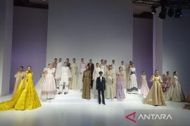 Kemarin, "Fashion show" Didi Budiardjo hingga Kim didepak dari LE SSERAFIM