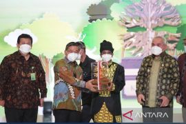 Gubernur Kaltim apresiasi Ketua MHA Mului terima penghargaan Kalpataru